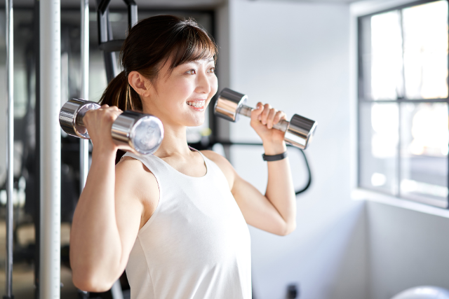 トレーニングしている女性