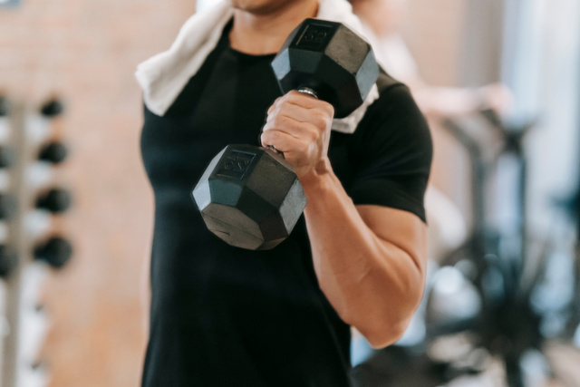 トレーニングしている男性